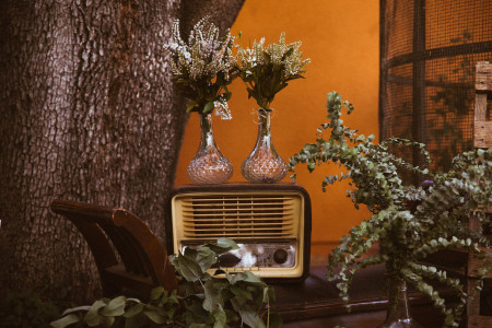 ¿Buscáis una decoración especial para una boda 'vintage'? ¡Apostad por las radios antiguas!