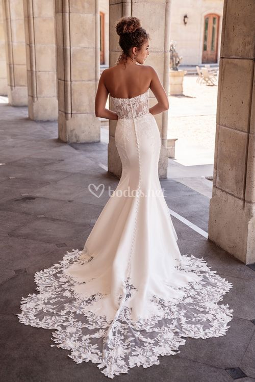 A1110, Allure Bridals