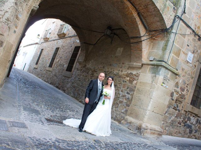 La boda de Luismi y Sara en Casar De Caceres, Cáceres 32