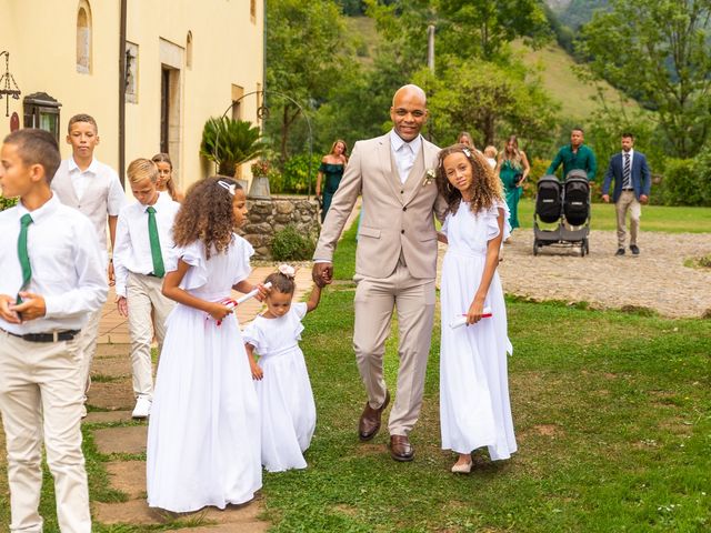 La boda de Salus y Emma en Infiesto, Asturias 376