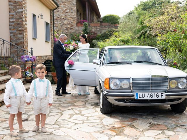 La boda de Hugo y Uxía en Ribadeo (Casco Urbano), Lugo 21