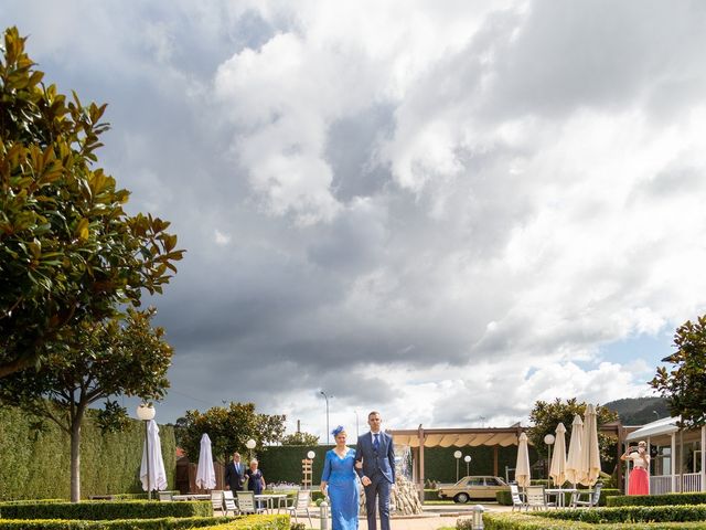 La boda de Hugo y Uxía en Ribadeo (Casco Urbano), Lugo 24