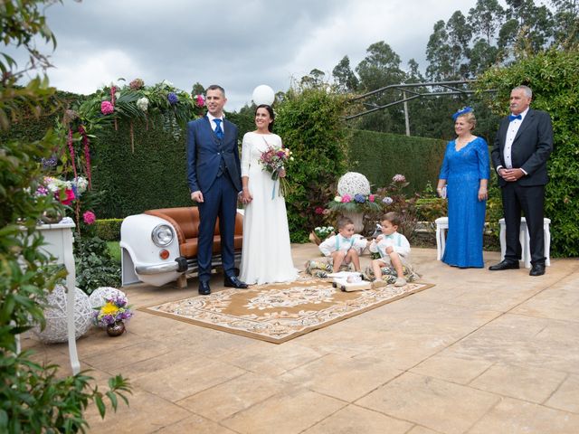 La boda de Hugo y Uxía en Ribadeo (Casco Urbano), Lugo 26