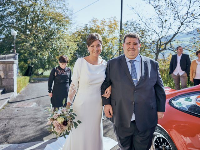 La boda de Iokin y Arantzazu en Itziar, Guipúzcoa 15