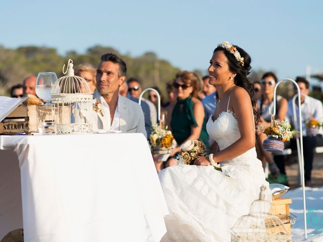 La boda de Lorena y Javier en Cala Conta, Islas Baleares 40