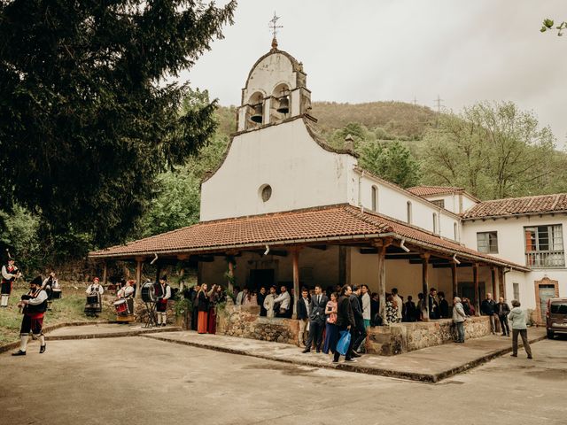 La boda de Ricardo y Leticia en La Cortina (Ujo), Asturias 16