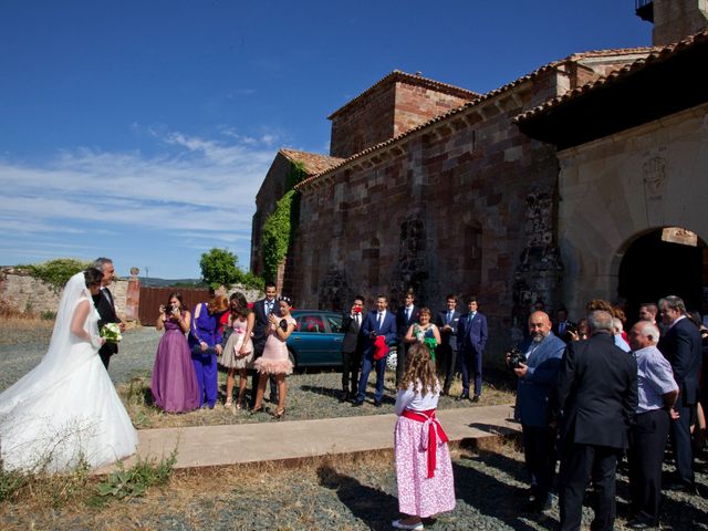 La boda de Víctor y María en Santa Maria De Mave, Palencia 29