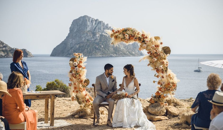 La boda de Neus y Ian en Santa Eularia Des Riu, Islas Baleares