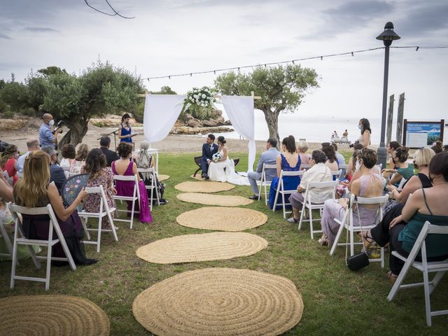 La boda de Cristina y Omar en L&apos; Ametlla De Mar, Tarragona 15