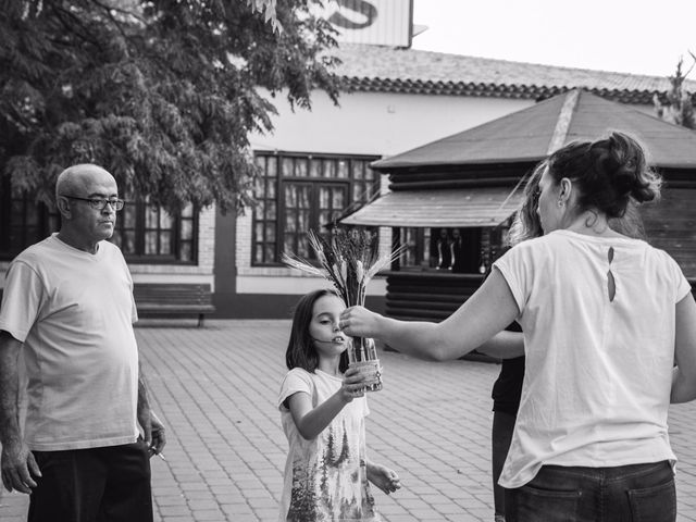 La boda de Victor y Marián en Casas De Los Pinos, Cuenca 44