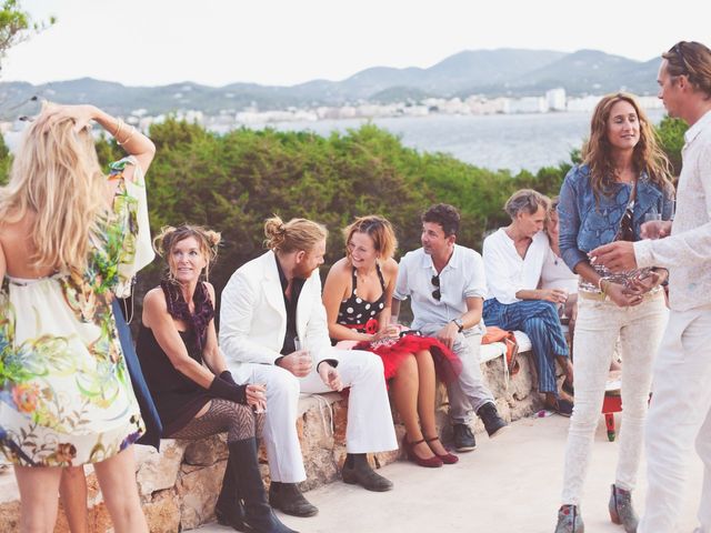 La boda de J.O y Lorena en Cala De San Vicente Ibiza, Islas Baleares 26