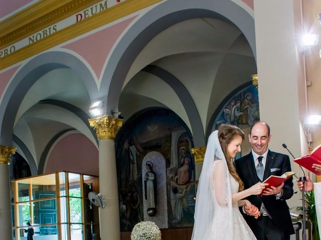 La boda de Fran y Soni en L' Hospitalet De Llobregat, Barcelona 22