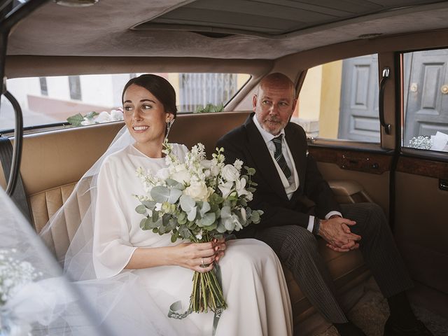 La boda de Covadonga y Álvaro en Sevilla, Sevilla 28