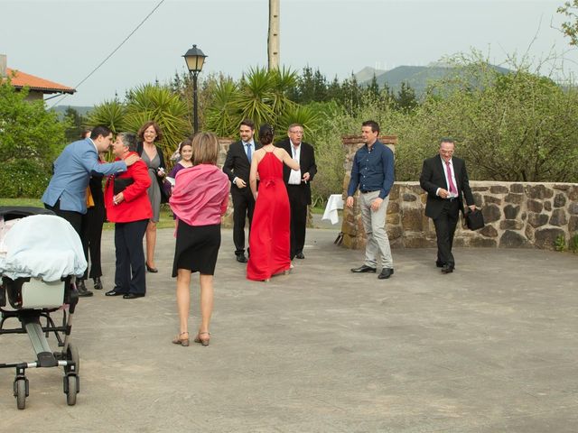 La boda de Rober y Miren en Muxika, Vizcaya 13