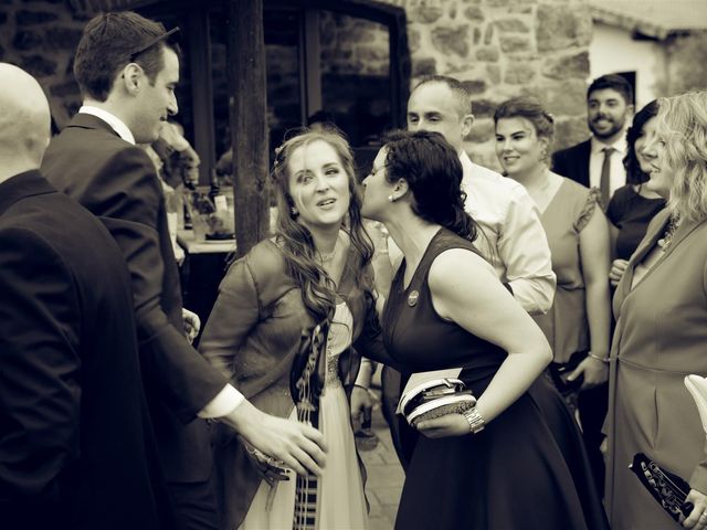 La boda de Rober y Miren en Muxika, Vizcaya 61