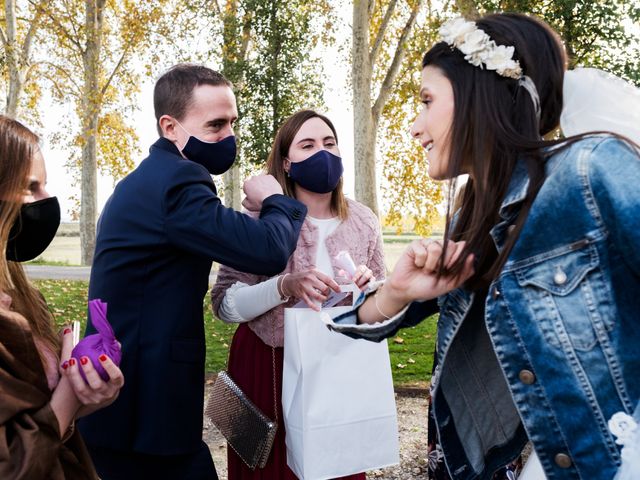 La boda de Josep y Adriana en El Castell Del Remei, Lleida 33