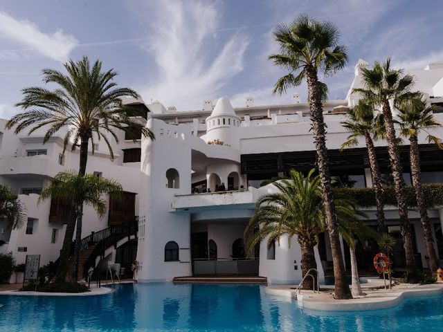 La boda de Alexandre y Nazaret  en Estepona, Málaga 17