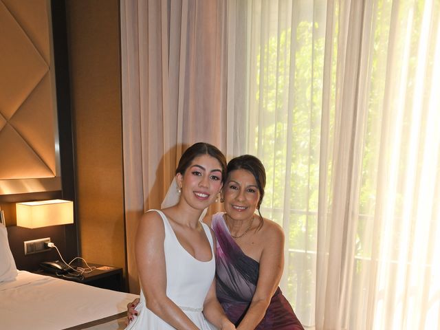 La boda de Laura y Yakeri en Barcelona, Barcelona 15
