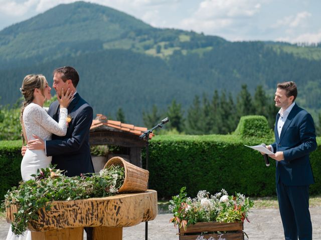 La boda de Jon y Alba en Bilbao, Vizcaya 271