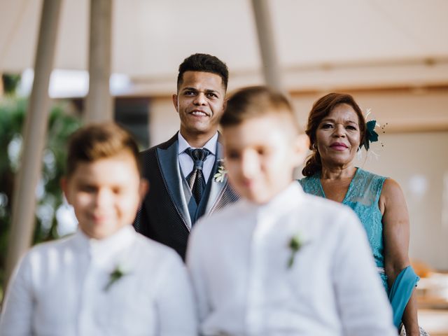 La boda de Jonathan y Marta en Castelló/castellón De La Plana, Castellón 27