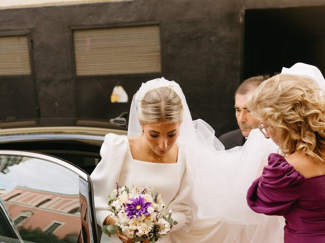 La boda de Marta y Rafa en Sevilla, Sevilla 24