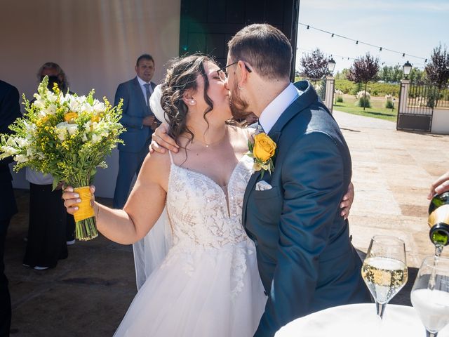 La boda de Adrián y Nazaret  en La Bañeza, León 8