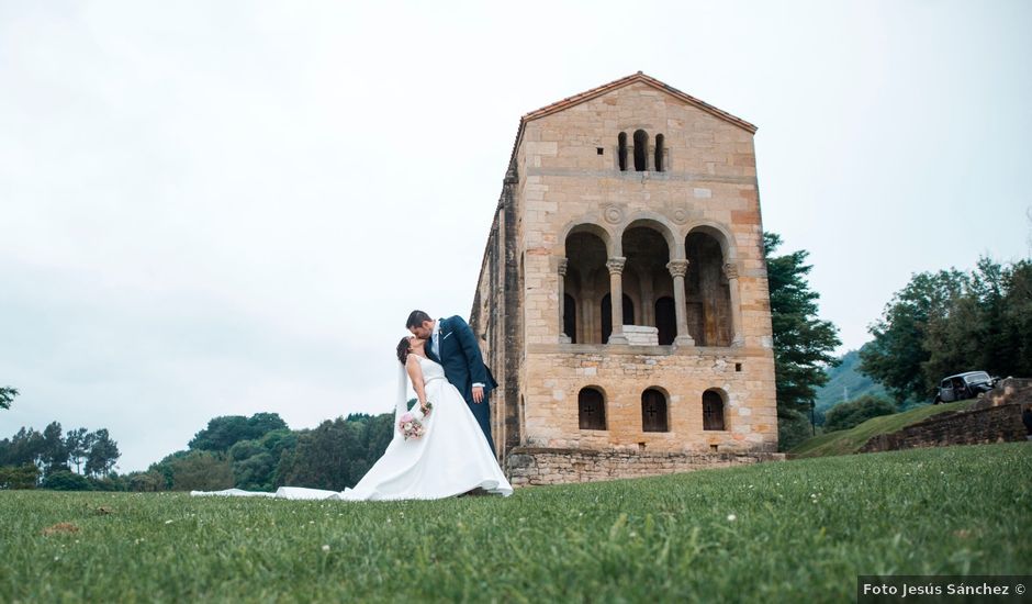 La boda de Javi y Lucia en Oviedo, Asturias