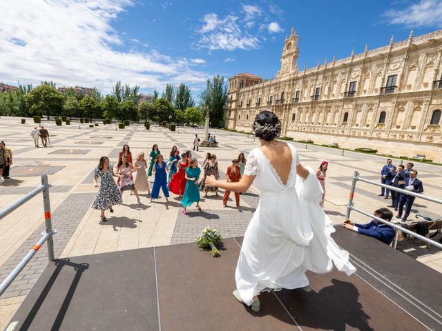 La boda de Nonia y Diego en León, León 30