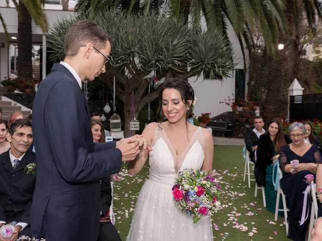 La boda de Edgar y Cristina en La Victoria De Acentejo, Santa Cruz de Tenerife 35