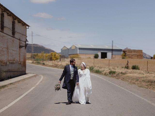 La boda de Leonor y Lorenzo en Villanueva De San Carlos, Ciudad Real 95