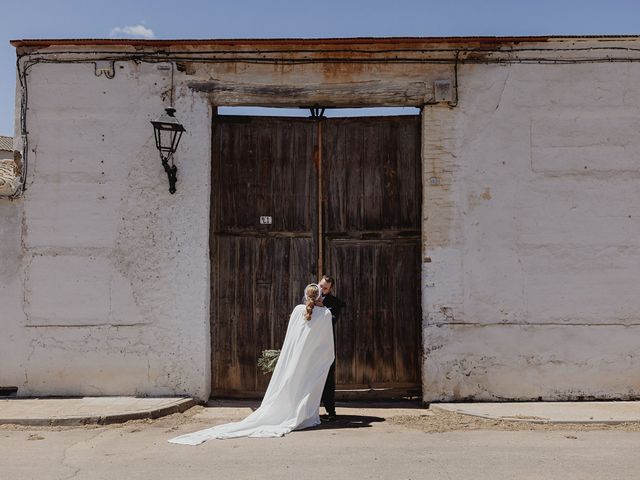 La boda de Leonor y Lorenzo en Villanueva De San Carlos, Ciudad Real 96