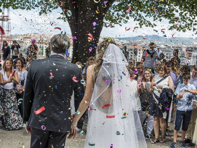 La boda de Lukas y Mireia en Santurtzi, Vizcaya 33