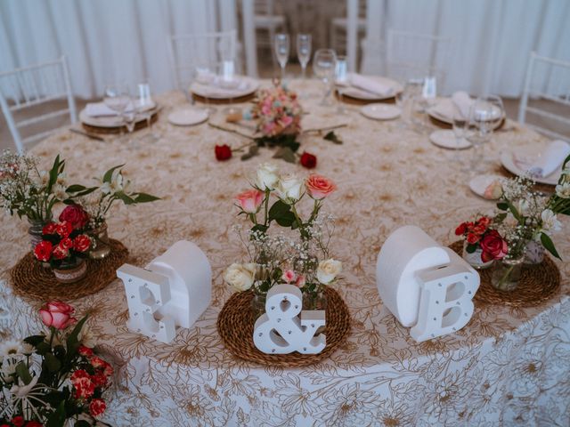 La boda de Berna y Esther en L&apos; Ènova, Valencia 47