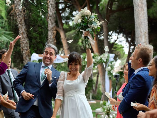 La boda de Manu y Sara en Sant Vicenç De Montalt, Barcelona 27