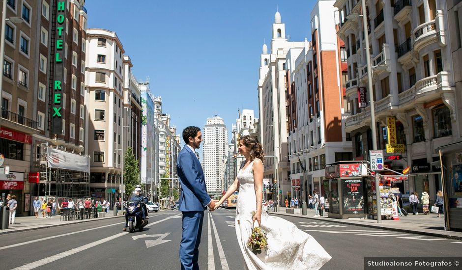 La boda de Miguel y Silvia en Madrid, Madrid