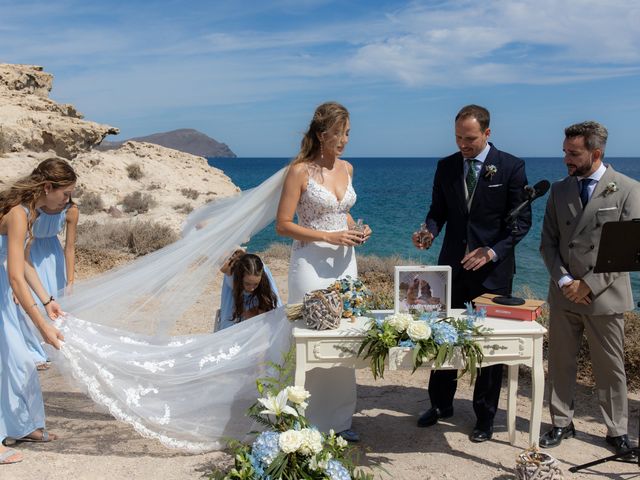 La boda de Fernando y Elisabet en Los Escullos, Almería 33