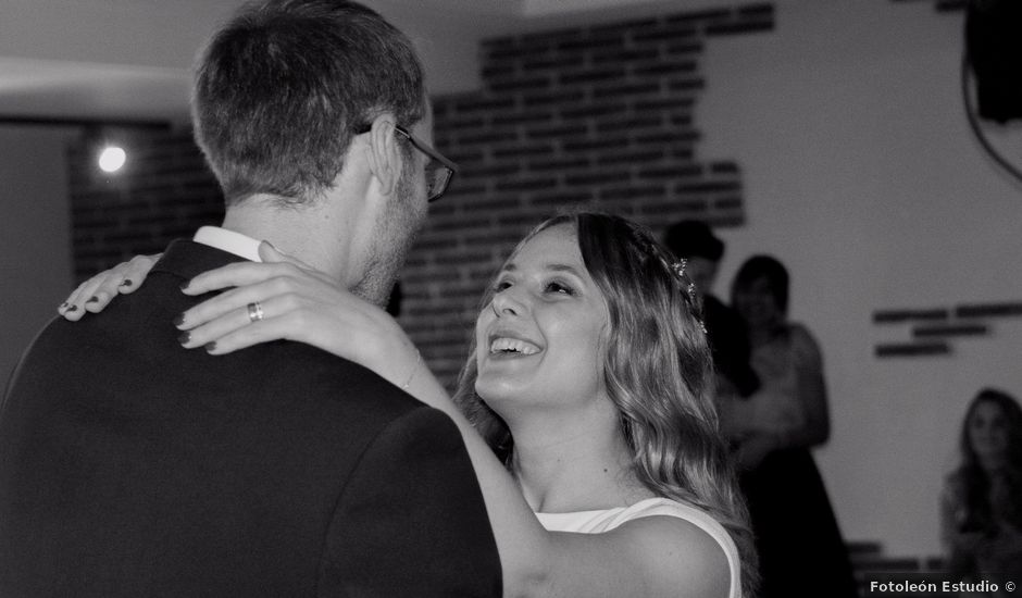 La boda de Adrián y María en León, León