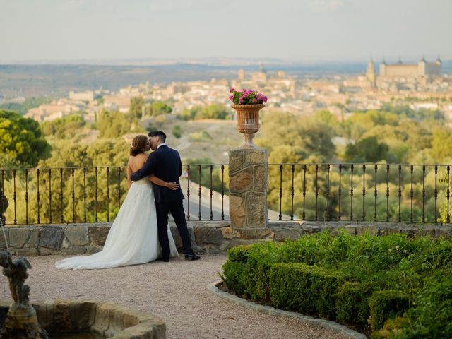 La boda de Cesar Loo y Lourdes González  en Toledo, Toledo 26