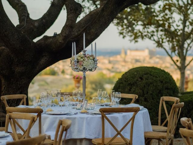 La boda de Cesar Loo y Lourdes González  en Toledo, Toledo 28