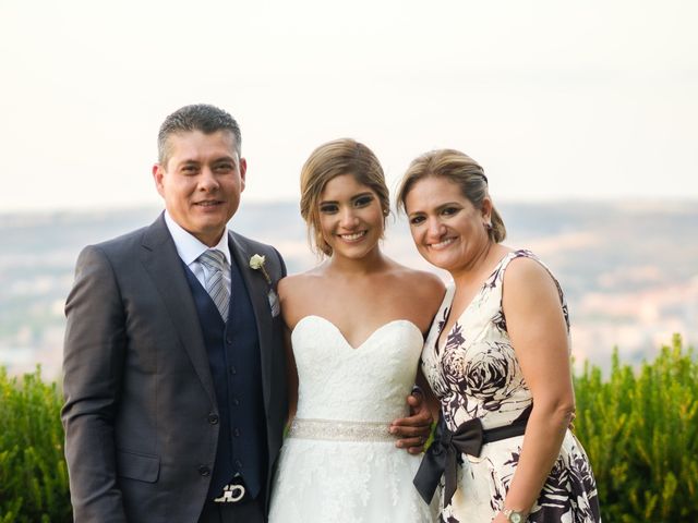 La boda de Cesar Loo y Lourdes González  en Toledo, Toledo 32