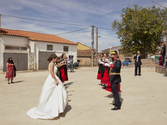La boda de Diego y Elena en Santo Domingo De Herguijuela, Salamanca 17