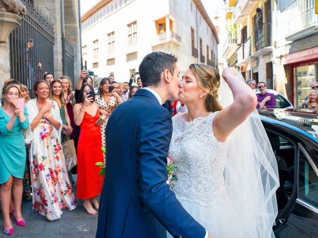 La boda de Joseba y María en Pamplona, Navarra 25