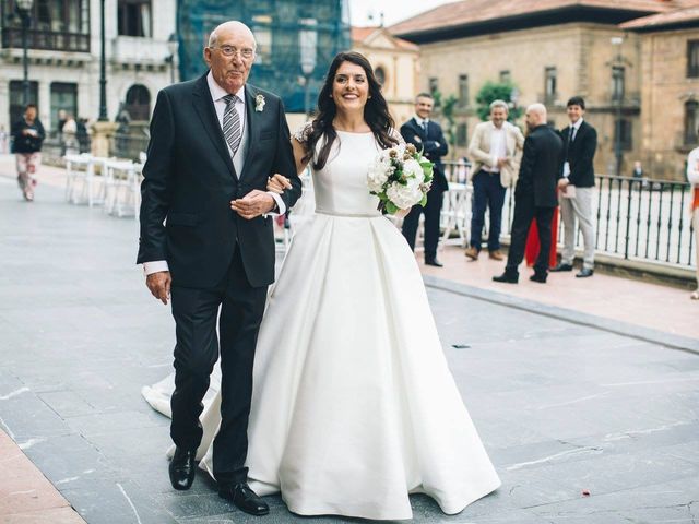 La boda de Tony y Lucía en Oviedo, Asturias 21