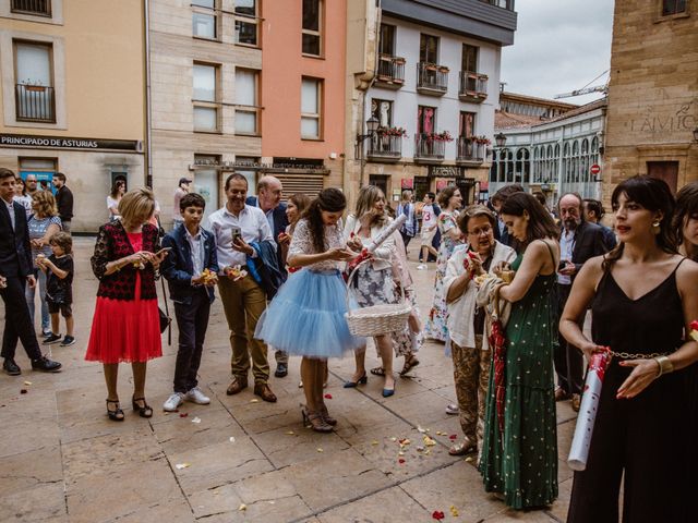 La boda de Dani y Adela en Oviedo, Asturias 98