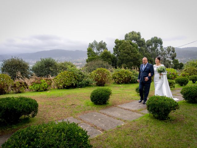 La boda de Carlos y Lucía en Bueu (Resto Parroquia), Pontevedra 22