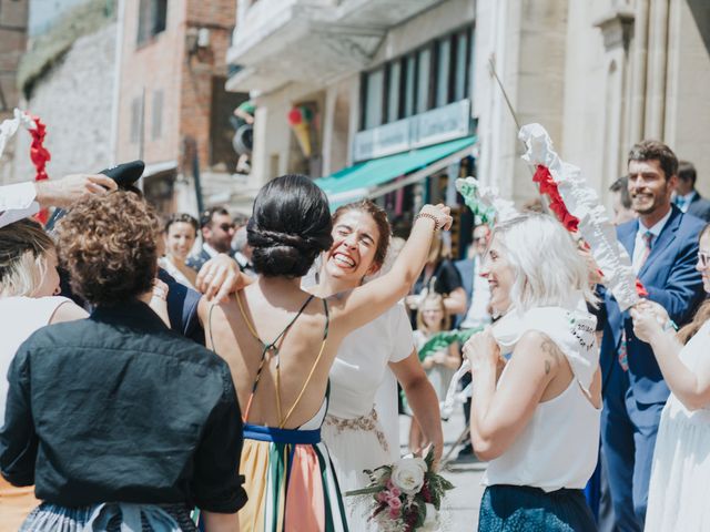 La boda de Ana y Joxe en Hondarribia, Guipúzcoa 27