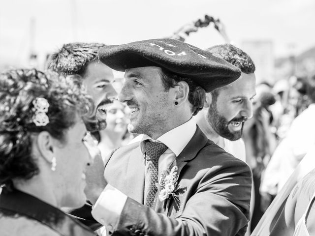 La boda de Ana y Joxe en Hondarribia, Guipúzcoa 28