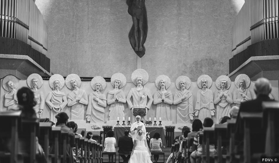 La boda de Javier y Ninoska en Getxo, Vizcaya