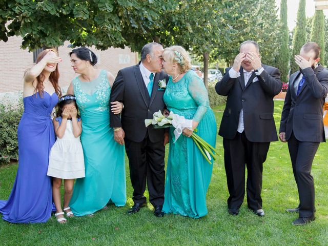 La boda de José y Rosario en Carranque, Toledo 19