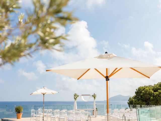 La boda de Ian y Florence en Santa Eularia Des Riu, Islas Baleares 29